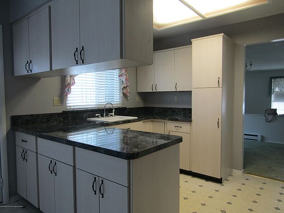 4th image of 148 Buckingham Drive N
