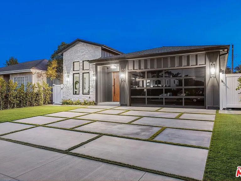 14602 Morrison St — Photo 1