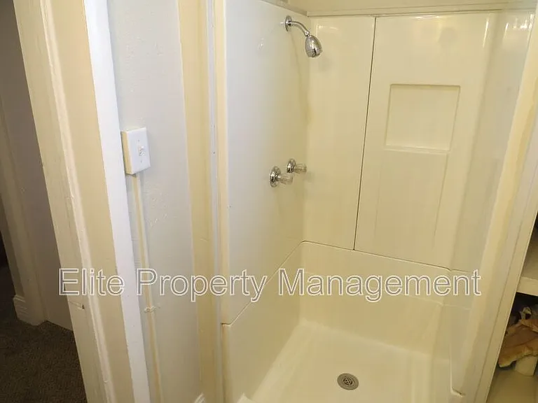 715 W 10th St #1 — Photo 10