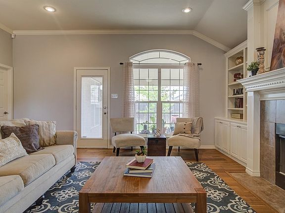 5th image of 10107 Elmwood Ave