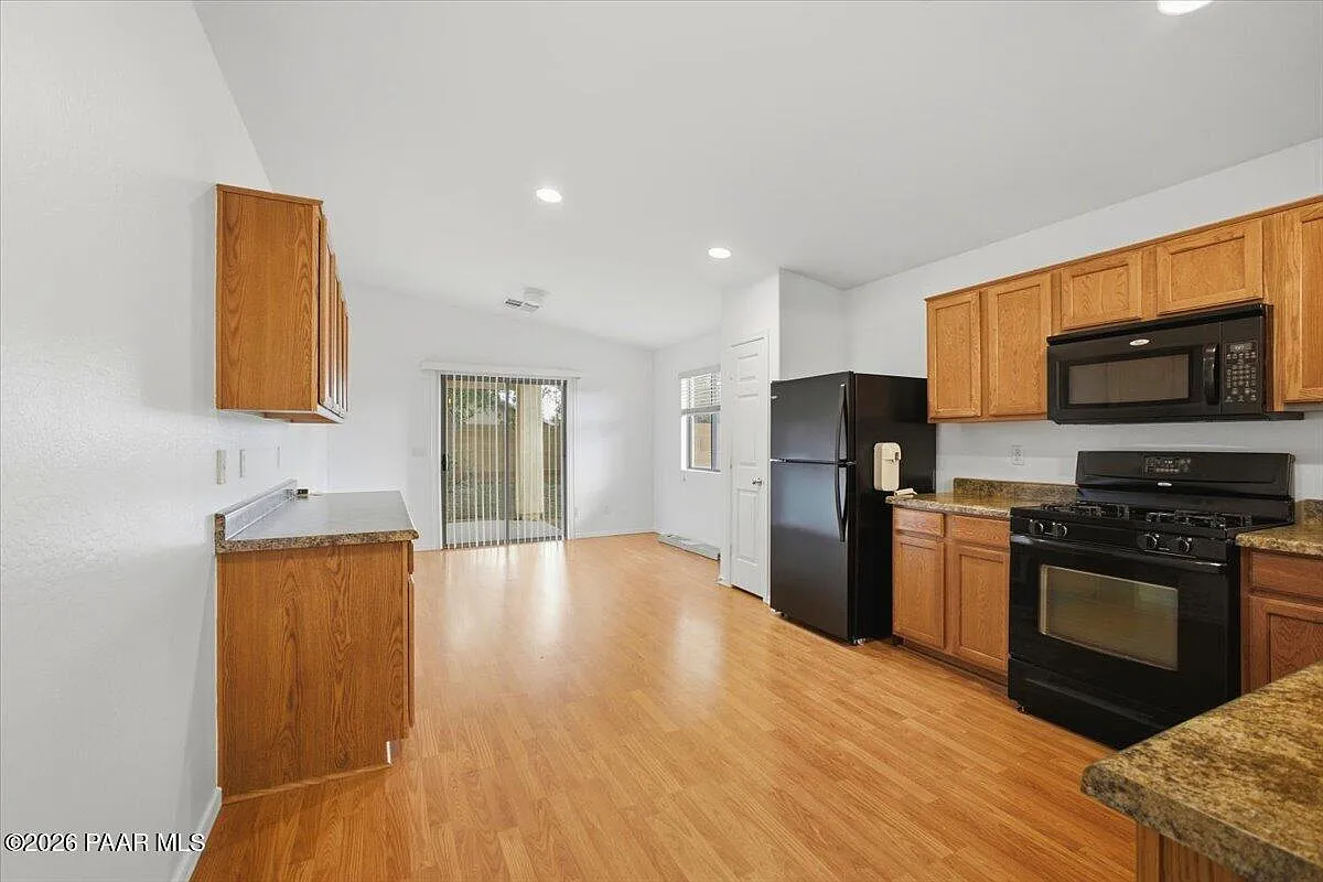 3 bed, 2.0 bath, 1415 sqft, $2,100 — Photo 3