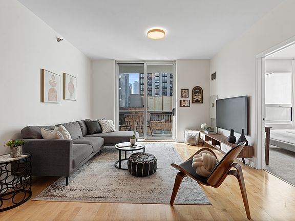 4th image of 421 W Huron St APT 908