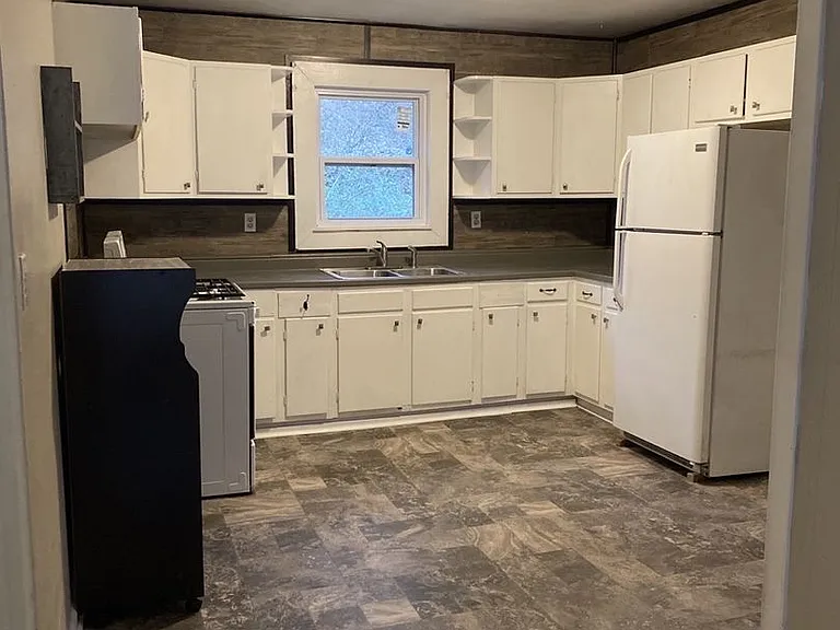 514 Lullwater Rd — Photo 2