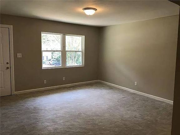 3rd image of 584 Springwood Dr