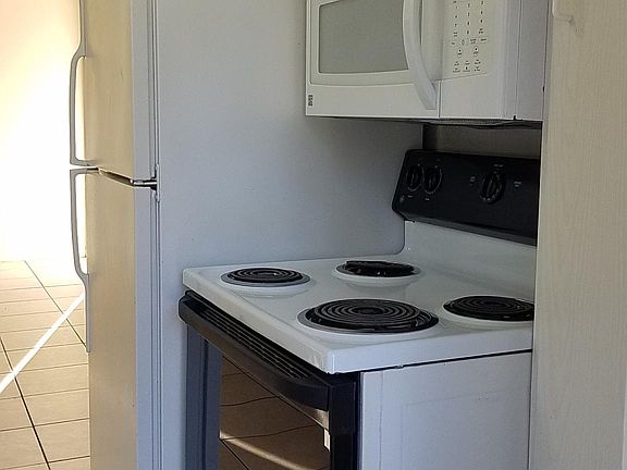 5th image of 900 Hawkins St #A