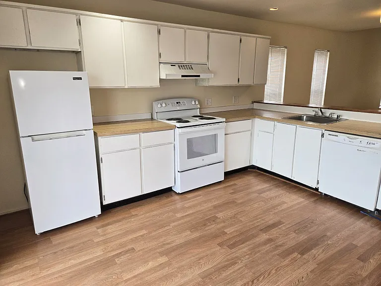 755 Emmons Ave — Photo 7