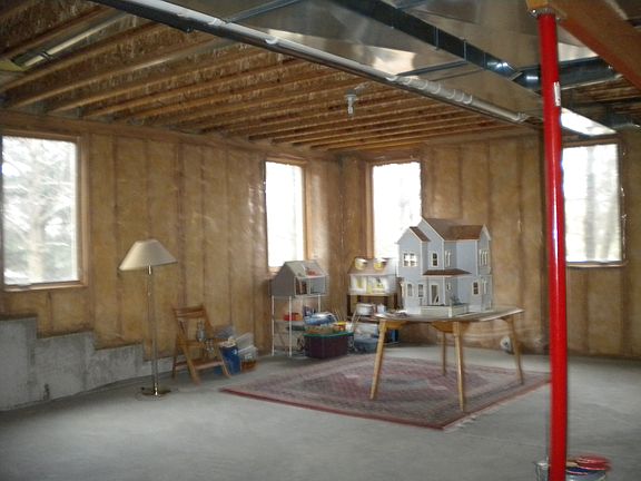 9' ceilings in lower walkout