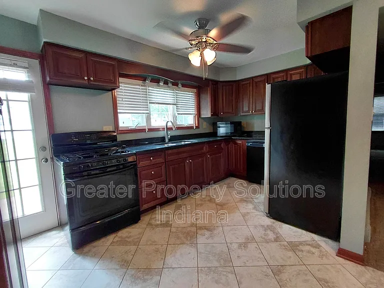 625 E South St — Photo 3