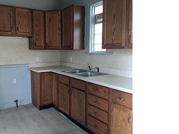 4th image of 569 Englewood St