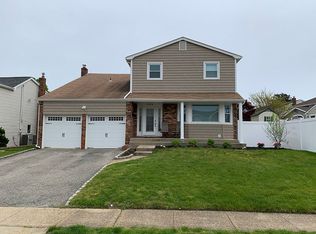 2590 Glenn Dr, Bellmore, NY 11710