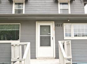 1037 S 33rd St, Omaha, NE