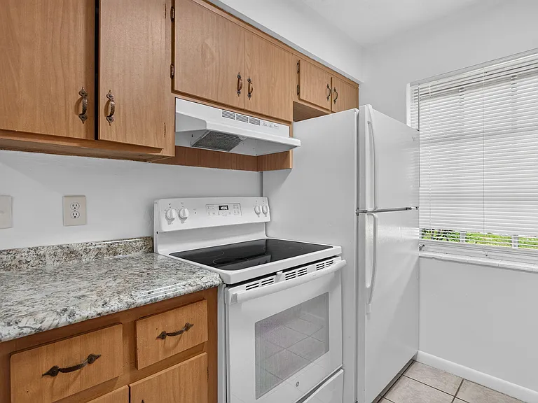2391 NE 11th Ct — Photo 5