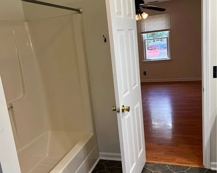 121 Canterbury St — Photo 12