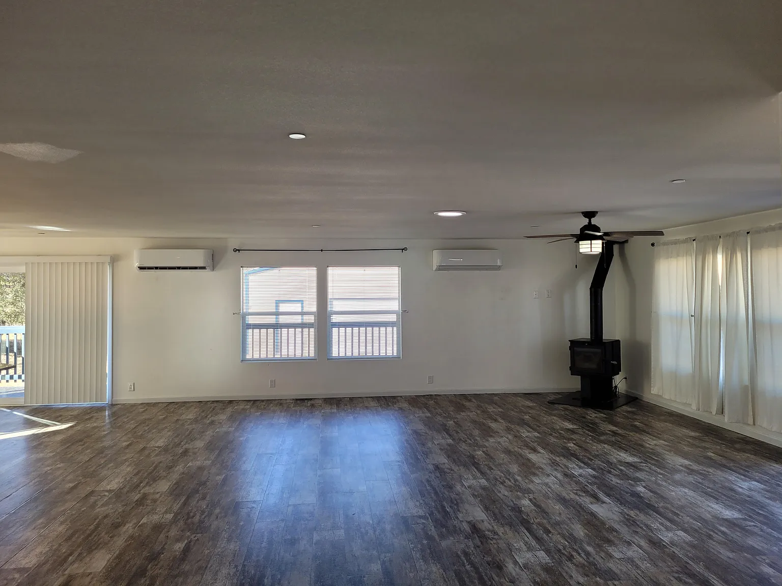 4 bed, 2.5 bath, 2005 sqft, $3,550 — Photo 2