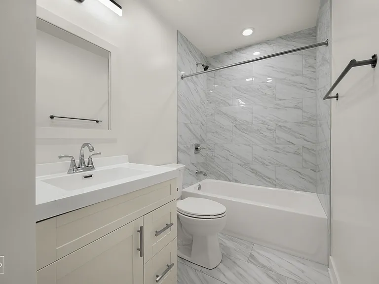 652 W Gordon Ter #1E — Photo 9
