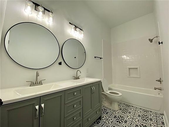 3rd image of 2322 Chippewa St #24