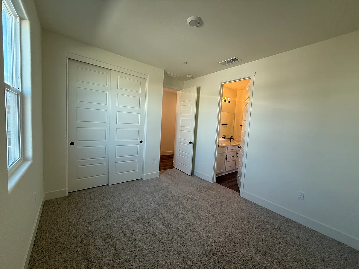 Building Photo - 2331 N Kayenta St