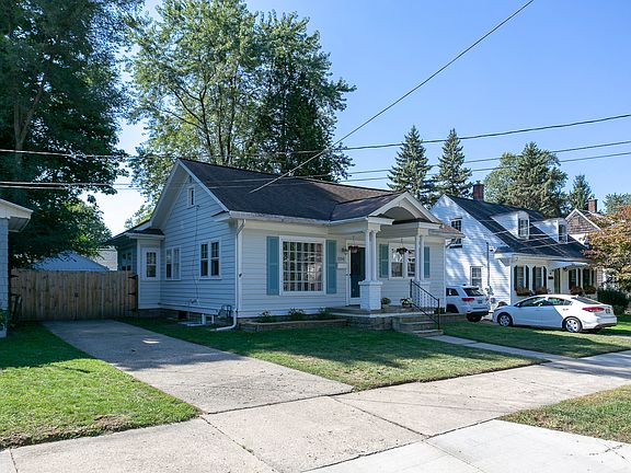 2nd image of 894 Beechwood St NE