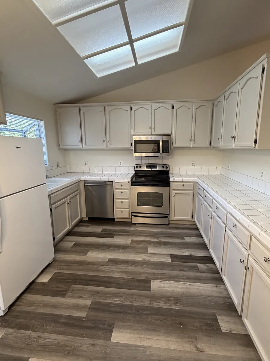 Building Photo - 562 Moonbeam Way
