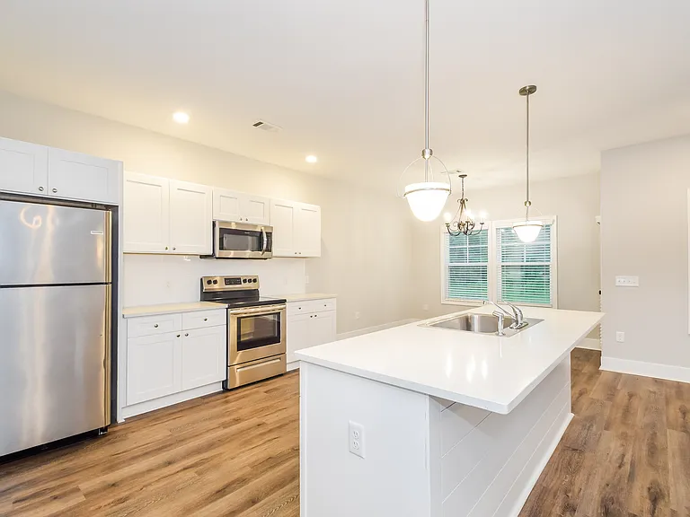 77 Laura Ct — Photo 4