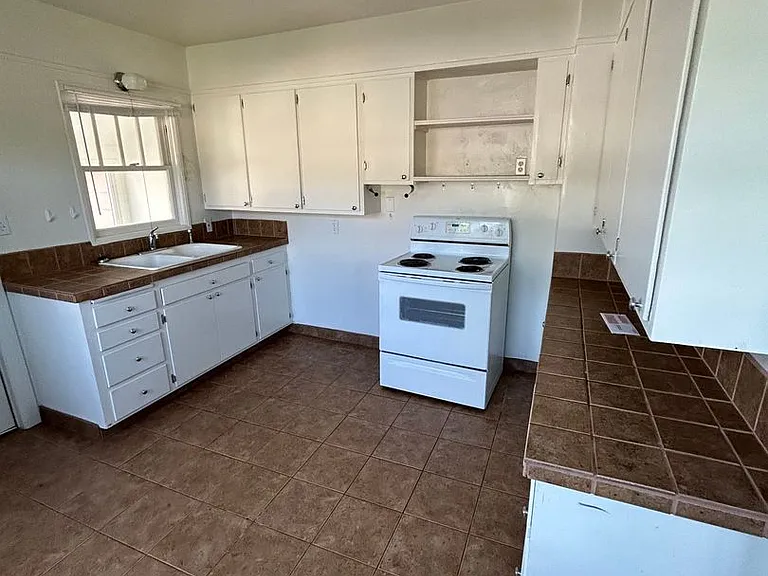 1015 10th Ave S — Photo 14