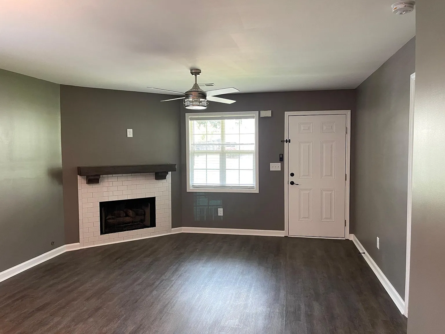 3 bed, 1040 sqft, $1,900 — Photo 2