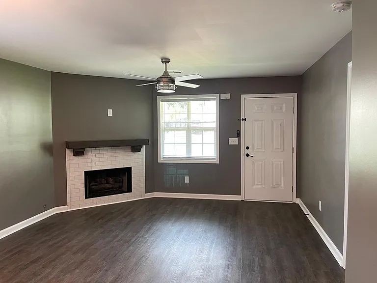 1020 Hillsborough Chase NW — Photo 2