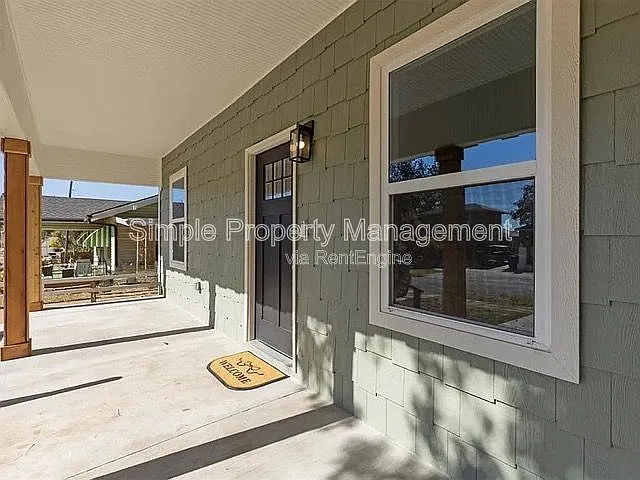 1951 NW 11th St — Photo 2