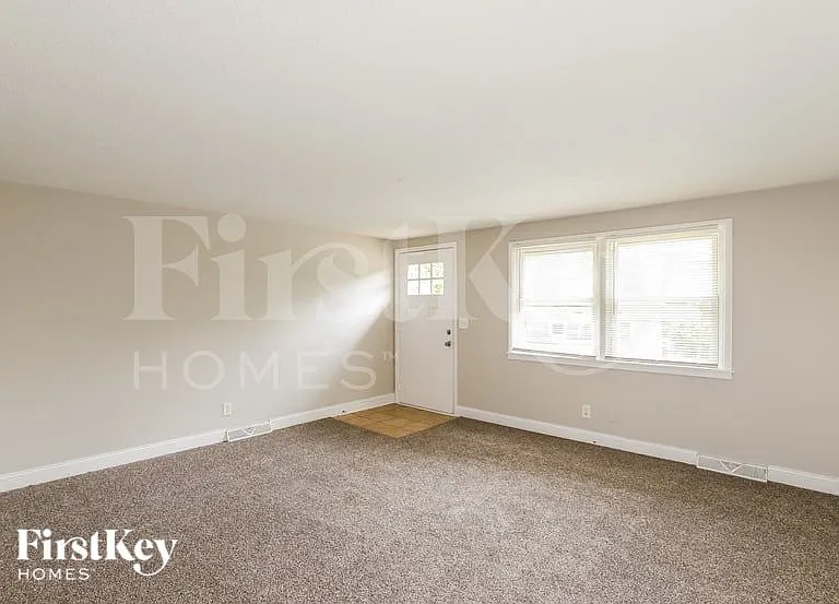5044 N Bellaire Ave — Photo 2