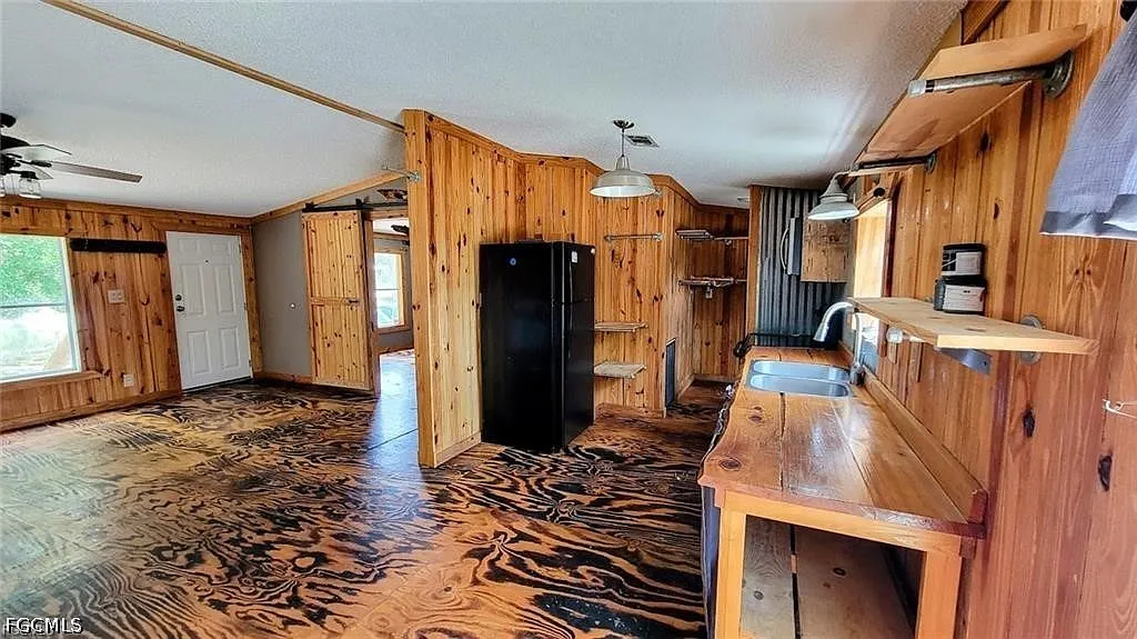 3 bed, 2.0 bath, 1056 sqft, $1,800 — Photo 3