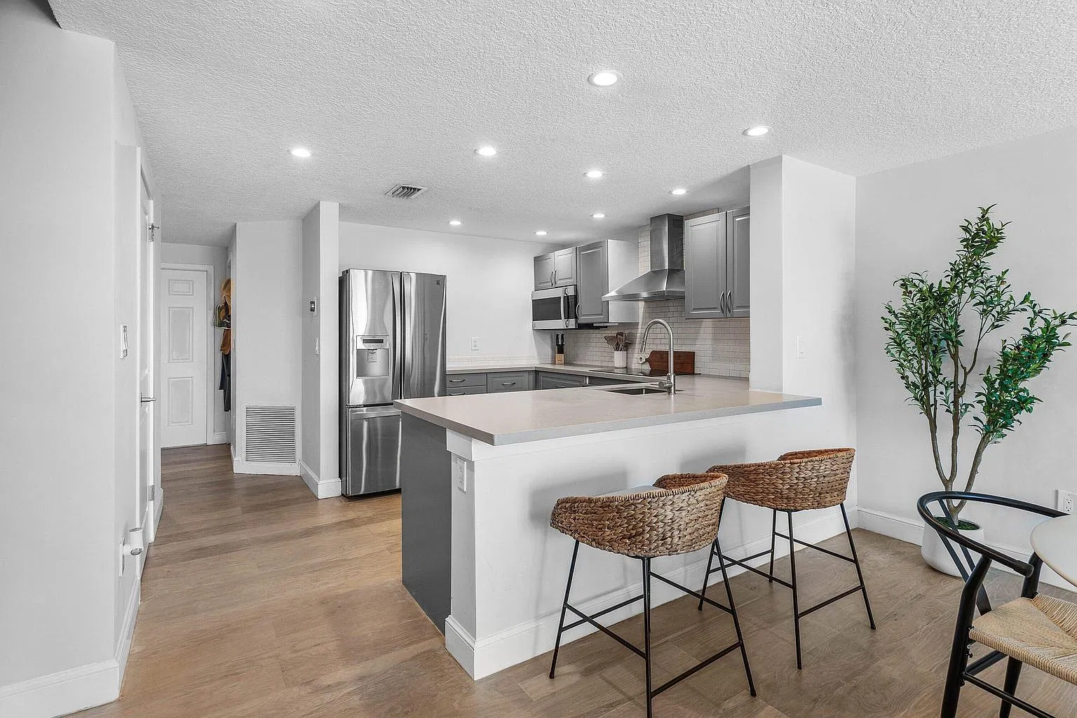 3 bed, 1398 sqft, $5,900 — Photo 3