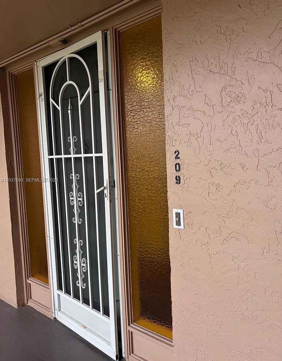 Le Chateau Condo — Photo 2