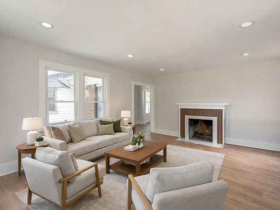 2nd image of 15786 Rutherford St