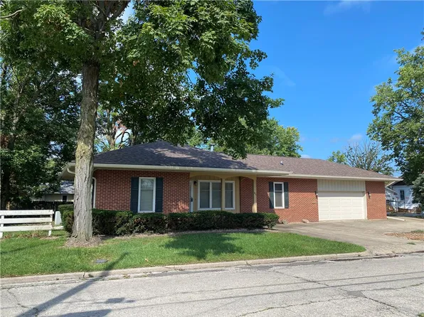 856 11th St, Charleston, IL 61920