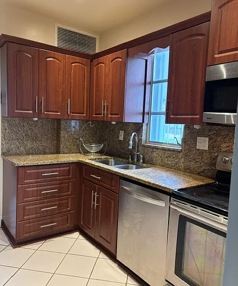 300 SW 55th Ave — Photo 14