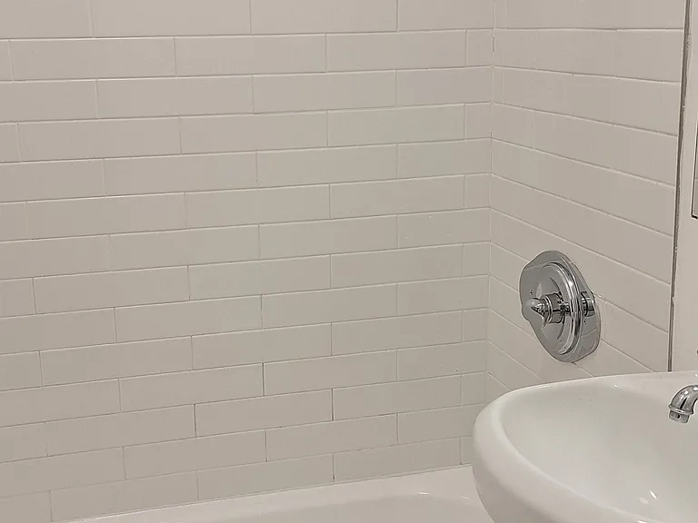 Hollywood Heritage Apartments — Photo 6