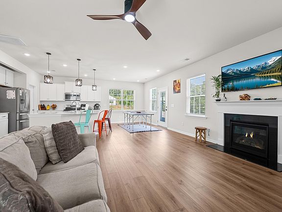 5th image of 147 Somerset Ln