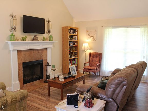 4th image of 147 Kensington Dr