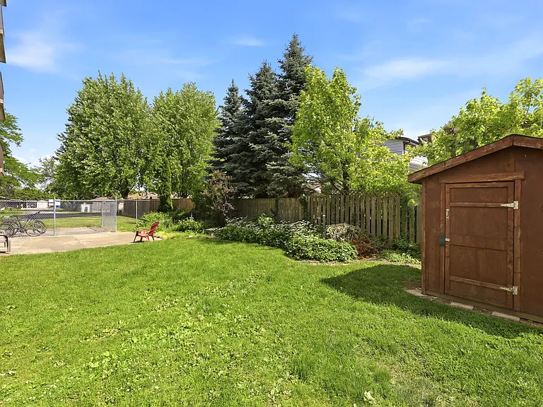 100 McFarlane Ave — Photo 33