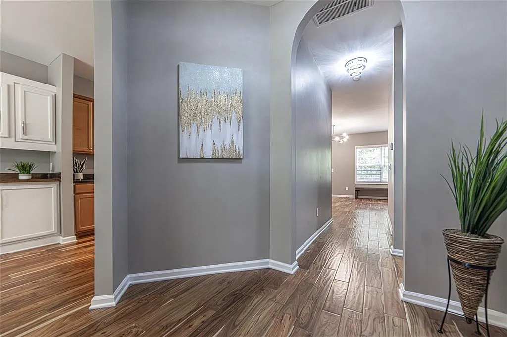 4 bed, 2.5 bath, 2176 sqft, $2,300 — Photo 4
