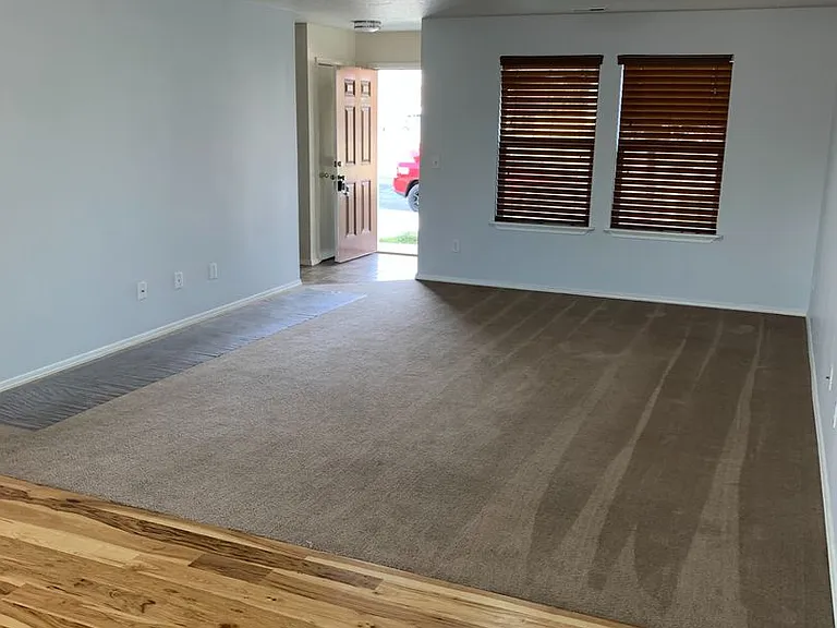 139 E Willow Creek Dr — Photo 3