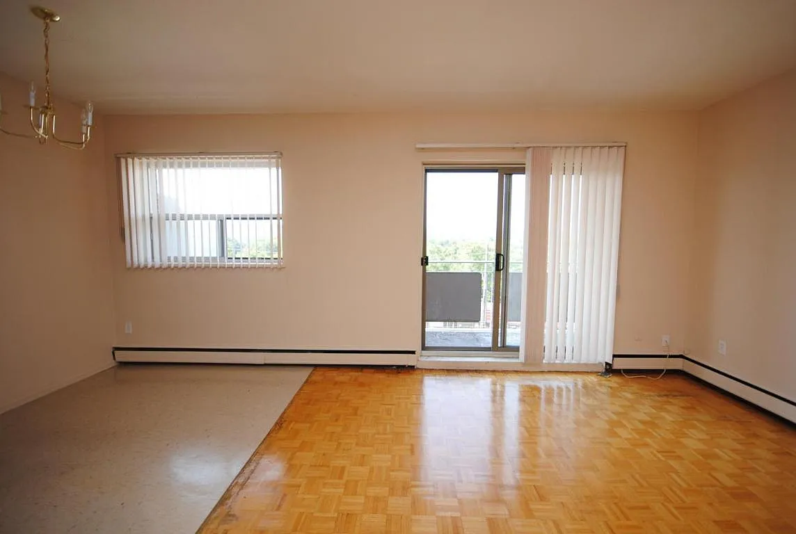 King Manor Apartments — Photo 3