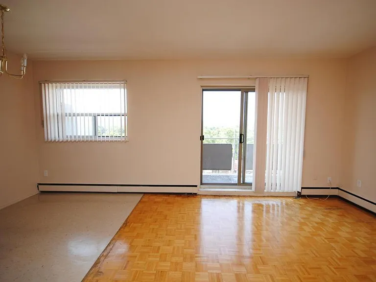 2583 King St E — Photo 3