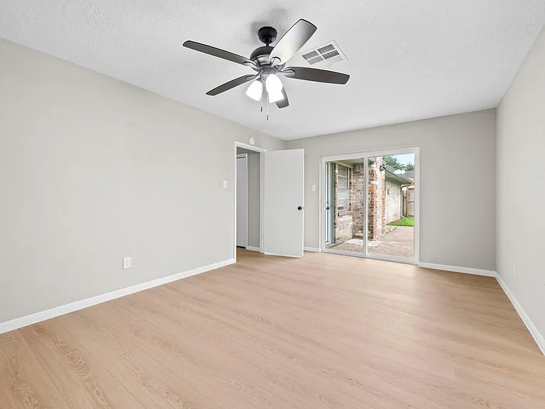 1923 Winding Creek Dr — Photo 15