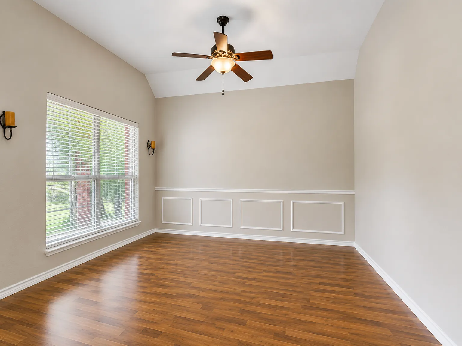 3 bed, 2033 sqft, $2,999 — Photo 4