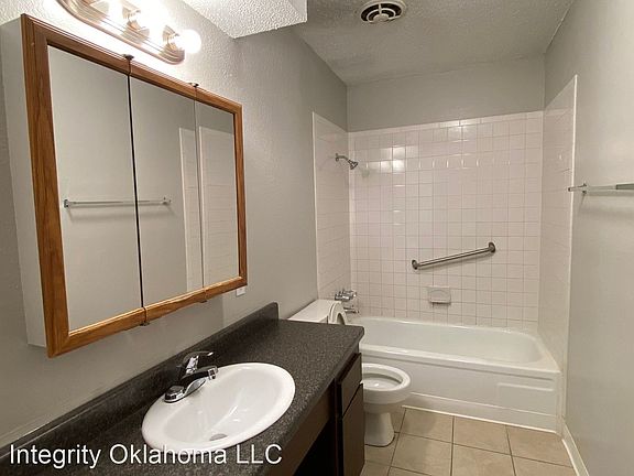 5th image of 3903 N Rockwell Ave #103