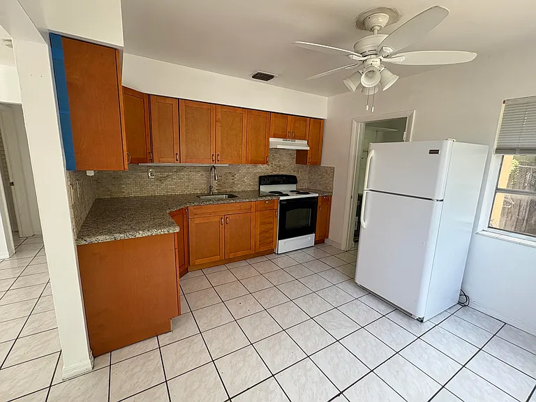 231 SW 8th St #1 — Photo 10