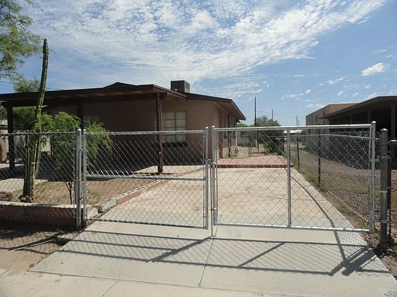 Locking gate for driveway