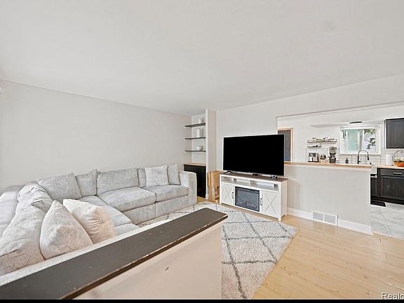 5th image of 18432 Mesle St