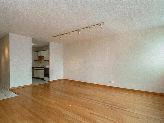 4th image of 30 E Division St APT 6C